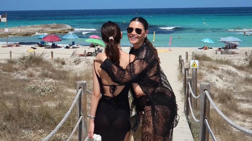 ‘Chiqui’ Delgado y su hija Carlota Sarcos disfrutan del verano desde Formentera