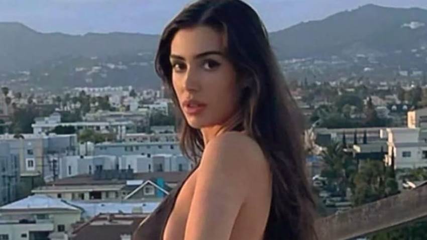 Bianca Censori causa revuelo con fotos en bikini de sus días como modelo