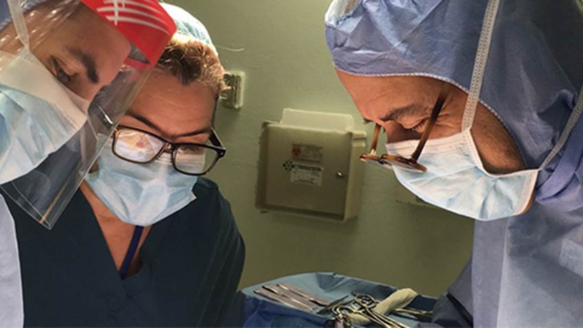 Cirujanos intervienen exitosamente infección ósea por extraño parásito en Puerto Rico