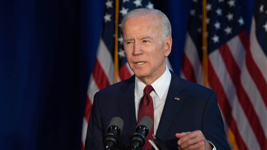 Biden firma decreto para obligar el uso de mascarillas en agencias federales