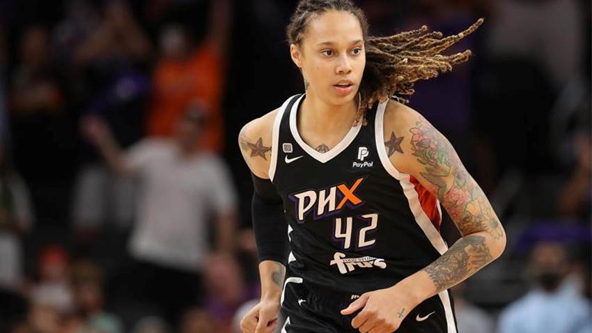 Brittney Griner, jugadora de baloncesto, es liberada de una prisión rusa