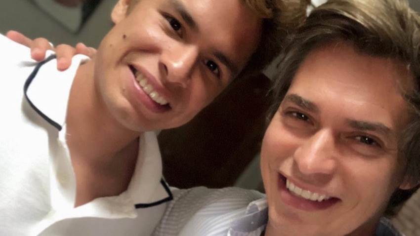 Carlos Baute posa por primera vez con su hijo mayor y la familia completa