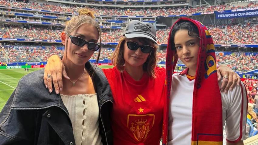 Rosalía, Penélope Cruz, Stella Banderas y más famosos toman Los Ángeles para apoyar a España