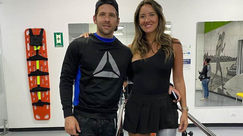 Hermano de Daniella Álvarez llora de emoción al verla caminar con su prótesis