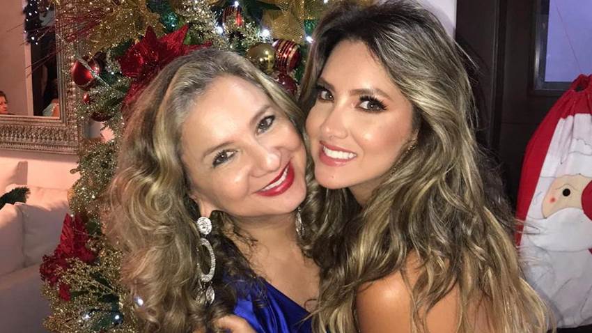 Daniella Álvarez da sus primeros pasos con ayuda de su mamá
