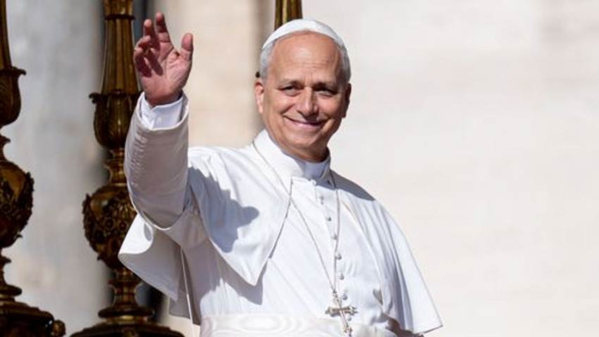 El Papa León XIV no se salva de la burocracia; le cuelgan el teléfono en el banco