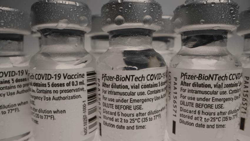 Vacuna de PFIZER recibe aprobación completa por parte de la FDA para personas mayores de 16 años