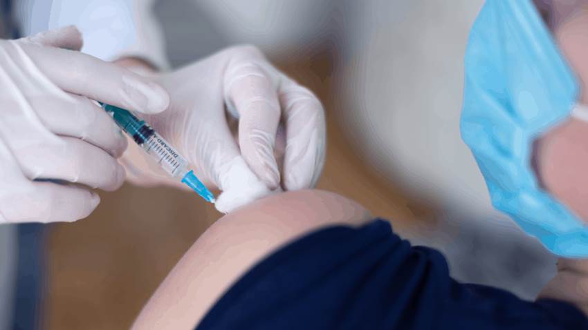 Pacientes oncológicos podrían beneficiarse con refuerzo de vacuna anti Covid-19