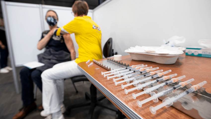 Religión y vacunación: el rechazo de los evangélicos blancos a las vacunas podría prolongar la pandemia