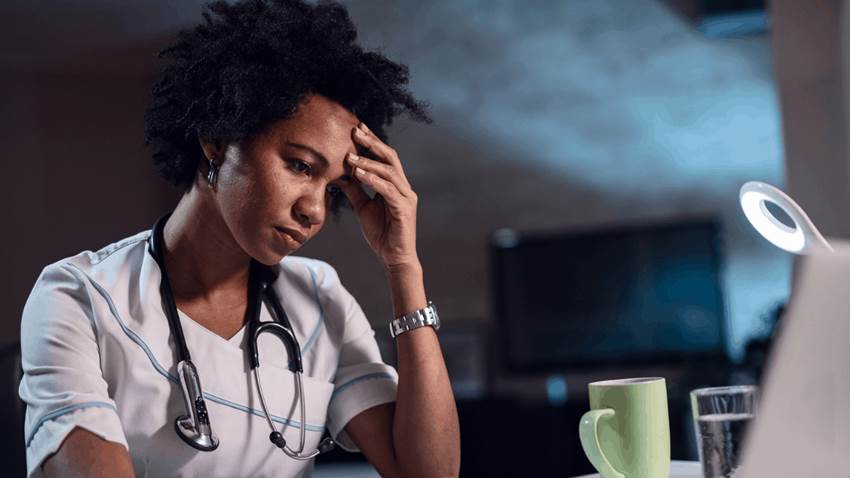 La salud física y psicológica de las enfermeras y enfermeros empeora en los últimos diez años