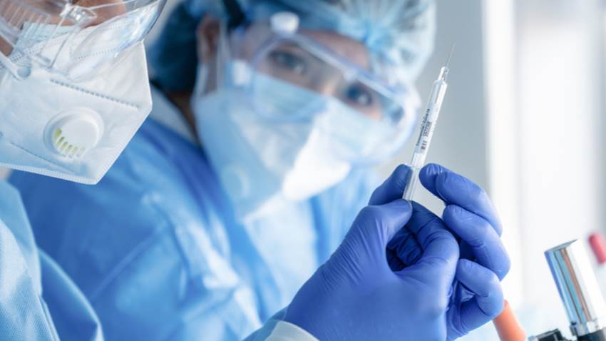 La científica que encabeza la búsqueda de la cura contra el COVID-19 la prueba en sus hijos