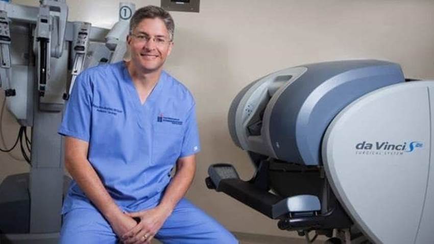 Dr. Marcos Pérez Brayfield continúa siendo el único urólogo pediátrico que emplea la cirugía robótica