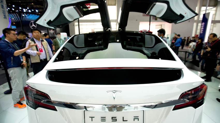 Tesla pide aprobación para sensores que detectarían cuando un niño sea dejado solo en un auto