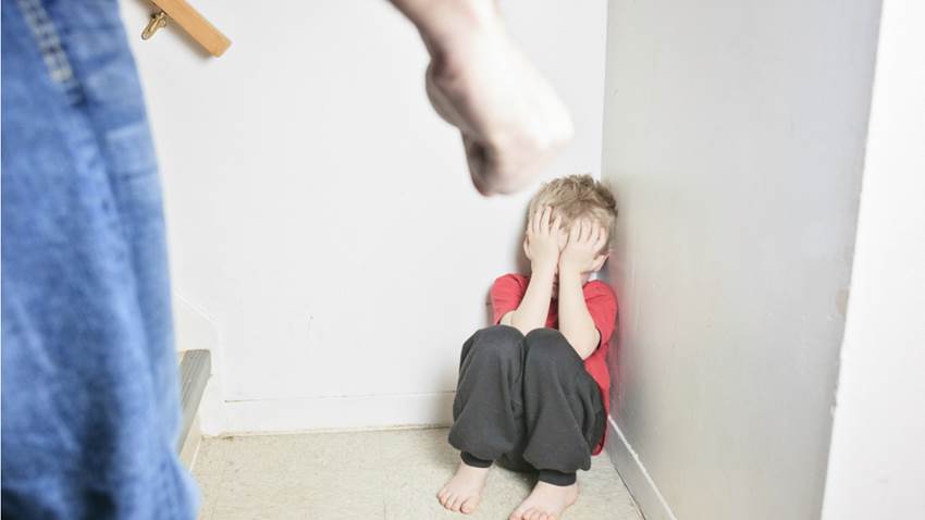 Pegarle a los niños hace que envejezcan más rápido, según la ciencia