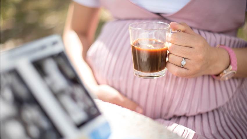 El café durante el embarazo podría hacerle daño a tu bebé, no importa si es una taza