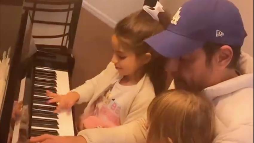 Aitana, hija de Eugenio Derbez, y su talento artístico en el piano
