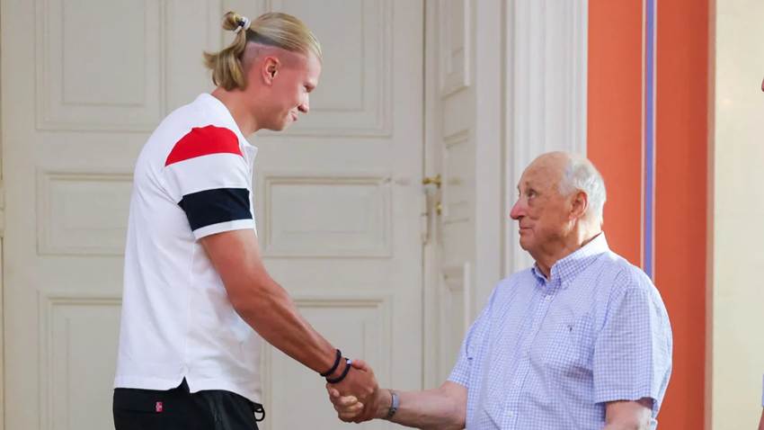 Erling Haaland, máxima estrella del fútbol noruego, se despide del rey Harald con un emotivo mensaje