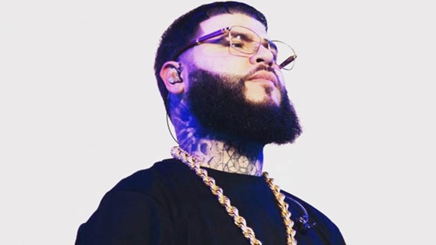 Farruko predica la palabra de Dios en pleno concierto