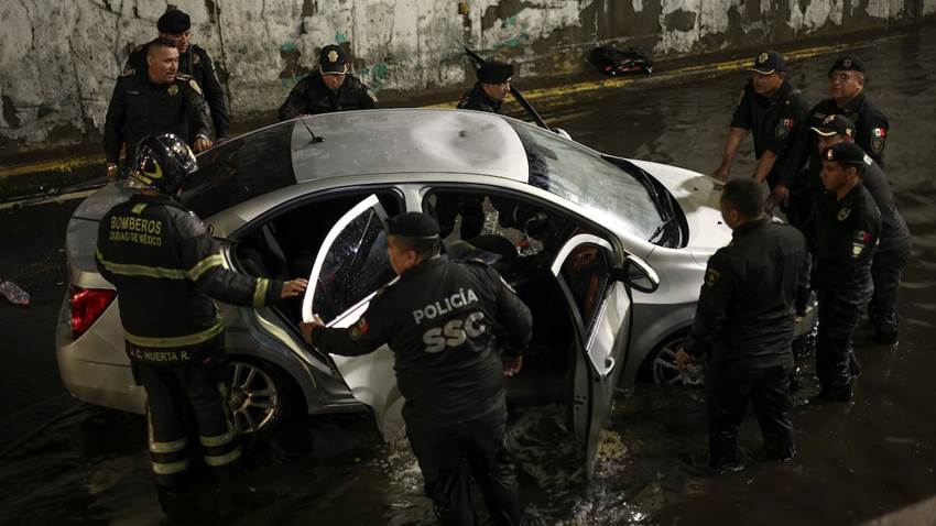Qué hacer y qué no si está dentro de su coche durante una inundación