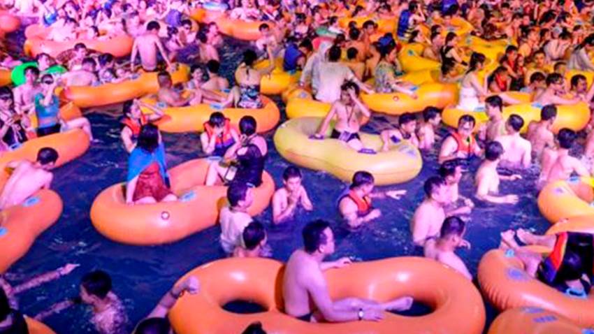 ¿Wuhan vuelve a la normalidad? Fiesta acuática desconcierta al mundo entero