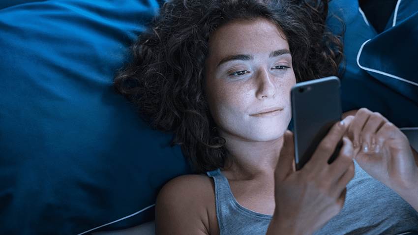 ¿Cuánto tiempo pasa frente a una pantalla? La luz azul de los dispositivos aceleraría el envejecimiento