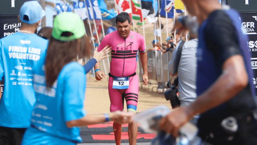 ¡Histórico! Primer atleta boricua con discapacidad intelectual completó todas las fases del Ironman 70.3