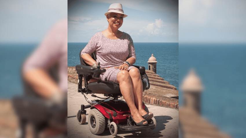 Los adictos le dicen Mami, en silla de ruedas les distribuye ofrendas