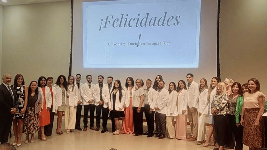 20 nuevos doctores en terapia física de la UPR reciben sus batas blancas