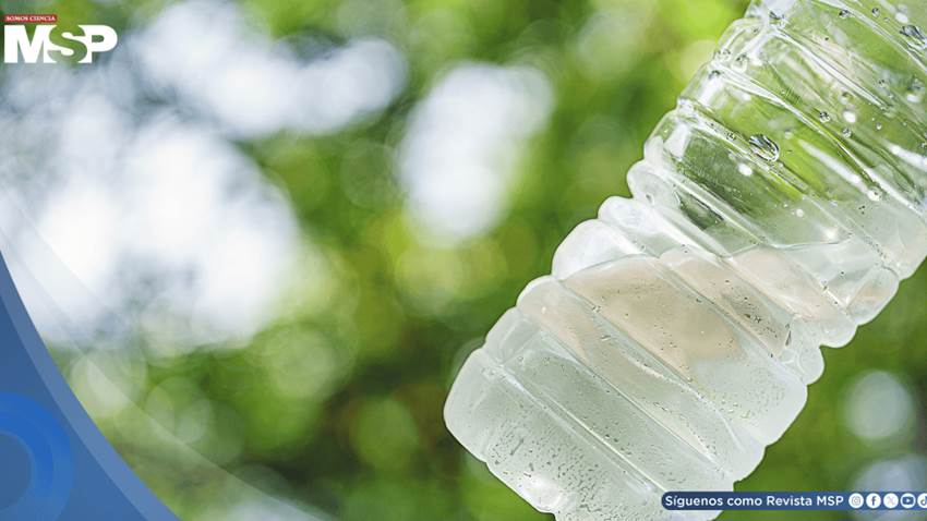 ¿Es seguro beber de una botella de plástico olvidada en el auto bajo el sol?