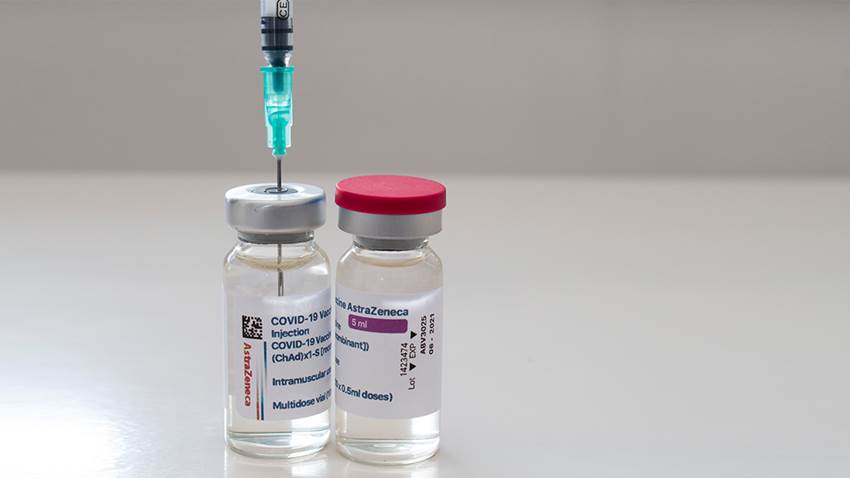 Vacuna AstraZeneca es 79% efectiva y no presenta mayores riesgos vasculares