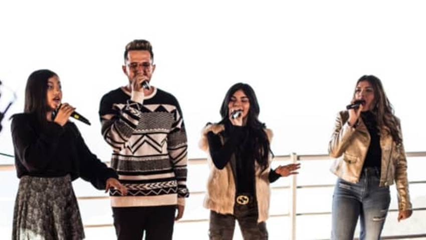 Glitch canta el “Aleluya” para celebrar su segundo aniversario