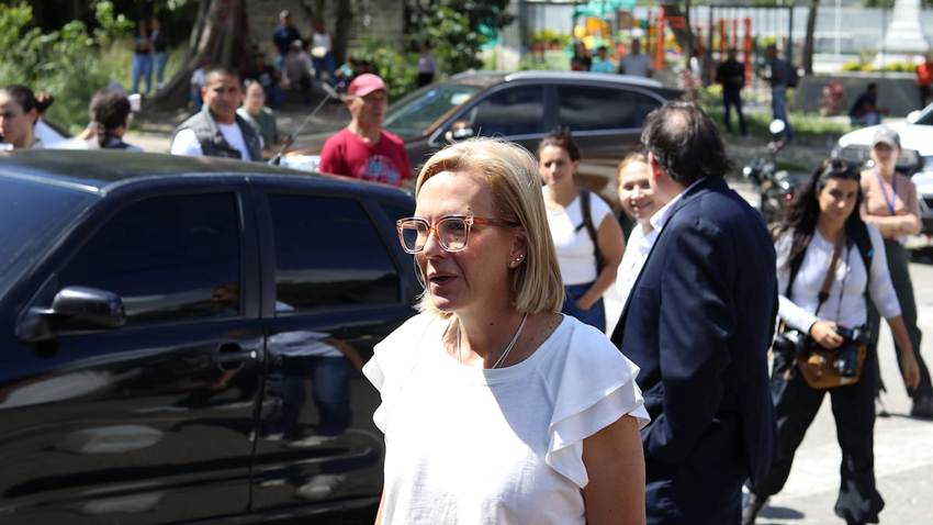 La hija del opositor venezolano Edmundo González denuncia  intentos de extorsión en embajadas para condicionar la libertad de su marido