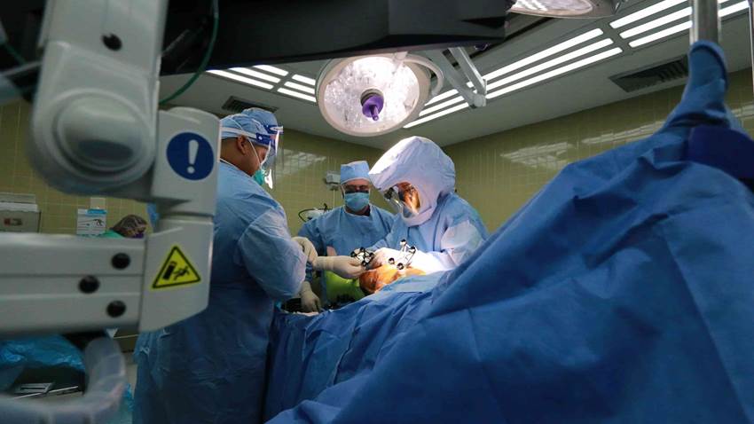 Llevan a cabo el primer reemplazo de rodilla con el único brazo robótico en Puerto Rico