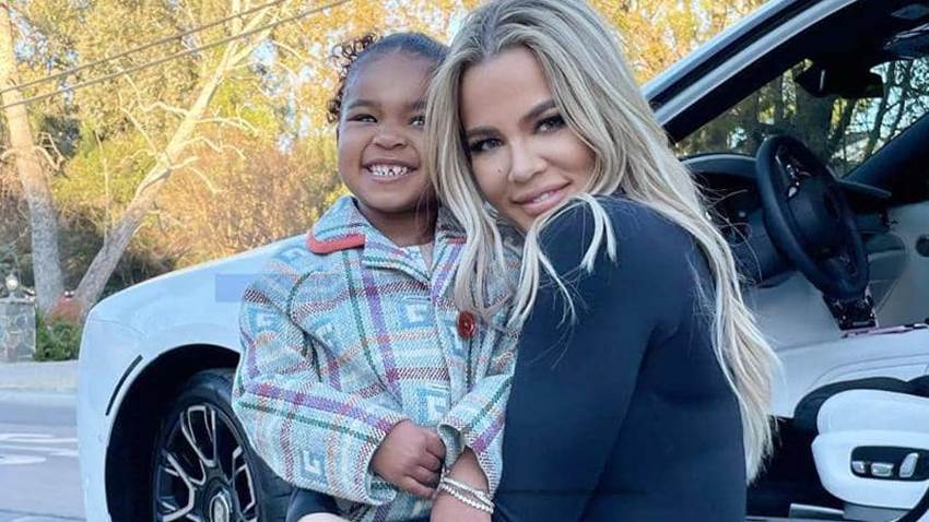 El bebé de Khloé Kardashian debuta en redes sociales junto a su hermanita True