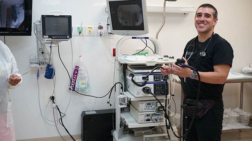 Dr. Ahmed Morales: un médico que vive en carne propia la enfermedad de sus pacientes