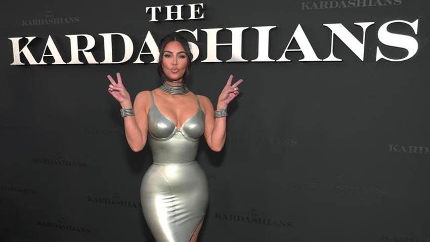 Kim Kardashian acude al estreno de ‘The Kardashians’ con su novio Pete Davidson