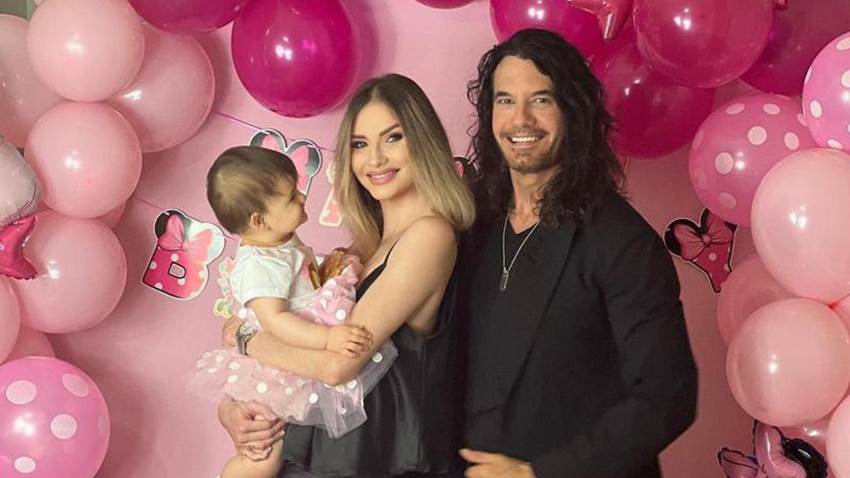 Mario Cimarro y Bronislava Gregusová celebran el primer año de su bebé, Brianna