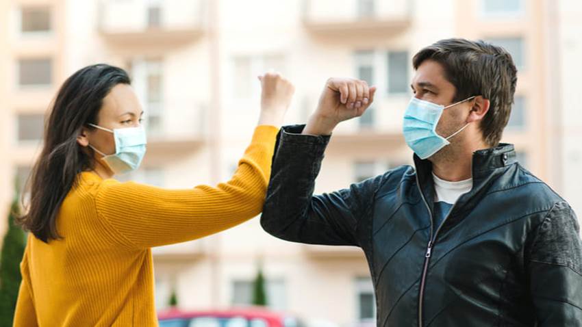 Las mascarillas también reducen los síntomas en infectados de COVID-19