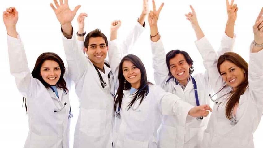 Celebran su investidura 109 futuros médicos puertorriqueños