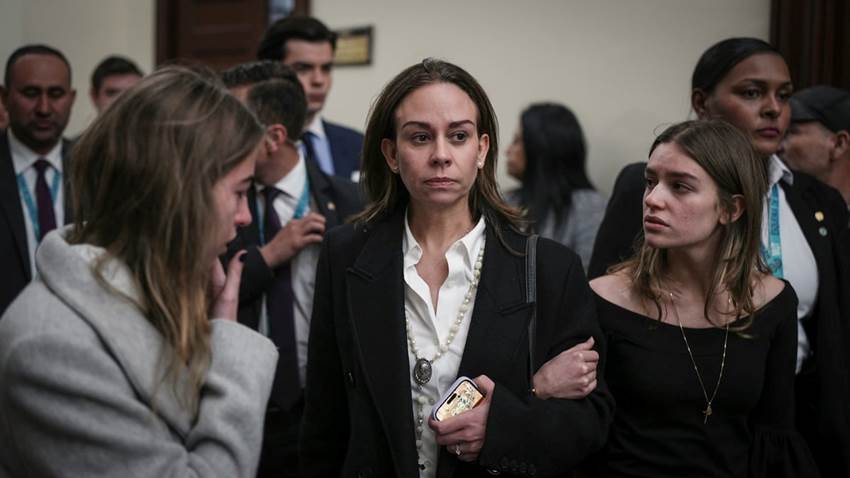 La viuda de Miguel Uribe acusa a María Fernanda Cabal de amenazarla durante el funeral de su marido