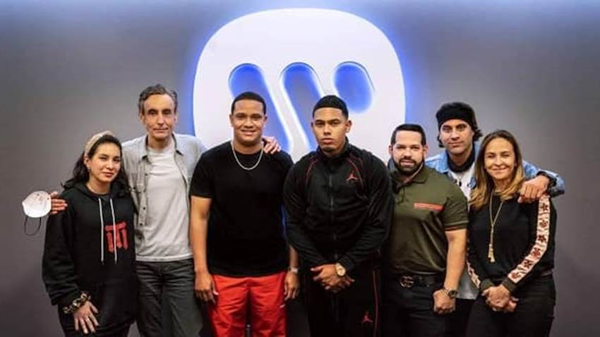 Myke Towers cierra acuerdo musical con Warner Music Latina y Warner Records