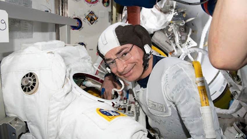 La NASA pospone caminata espacial por problema médico de astronauta