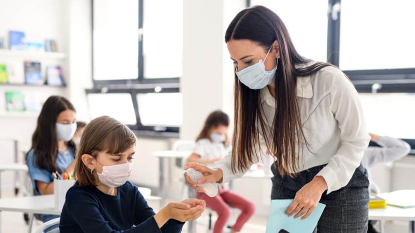 Infectólogo pide posponer reinicio de clases presenciales el 24 enero