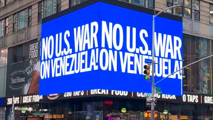 Video | Una valla publicitaria con el lema “No a la guerra en Venezuela” aparece en Times Square