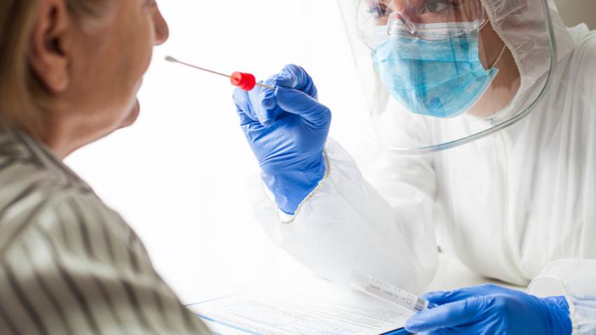 Departamento de salud anuncia restricciones en la toma de muestras de COVID-19 debido a la emergencia climática