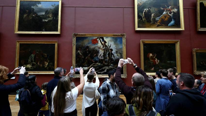 El Louvre del día después: el museo vuelve a abrir con la herida a la vista