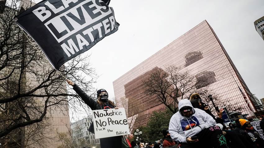 Facebook limita contenido que incite a la violencia antes de veredicto en juicio a Chauvin