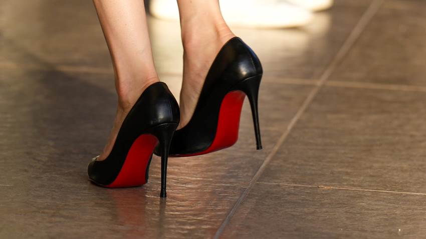 Icónicos, pero incómodos: el regreso de los afilados tacones de suela roja de Louboutin