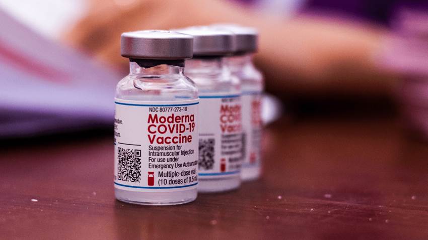 Moderna solicita a la FDA que apruebe el refuerzo de su vacuna para todos los adultos