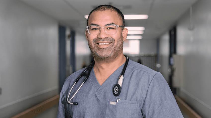 Se convierte en médico inspirado en su mamá, una enfermera de vocación